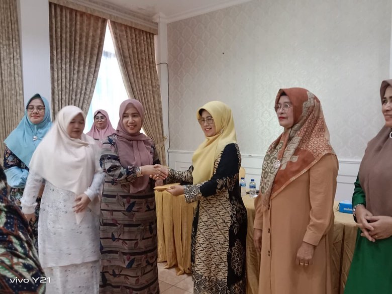 Pemberian Hadiah PKK Paling Aktif se-Kecamatan
