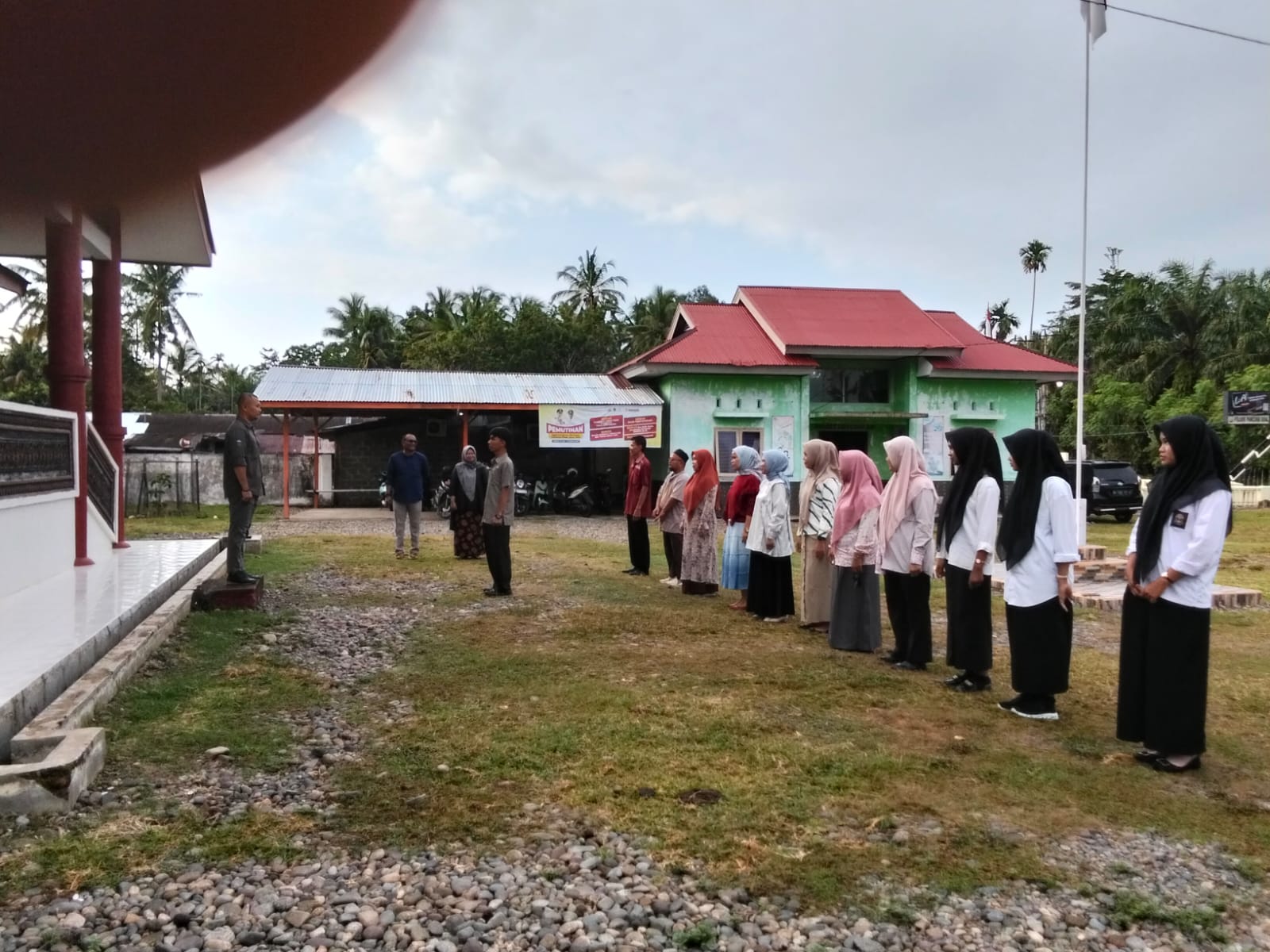 Jumat, 25 Juli  2025 Apel Pagi Pegawai Staf Kantor Camat, Korlab Kb dan Dukcapil.