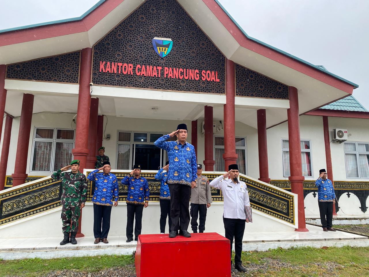 Upacara Memperingati Hari Pahlawan di Halaman Kantor Camat Pancung Soal