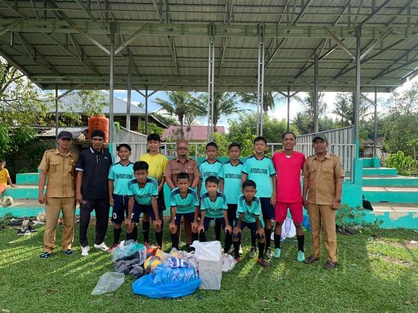 Pemberian Perlengkapan Bola untuk SSB Nagari Tluk Amplu Inderapura