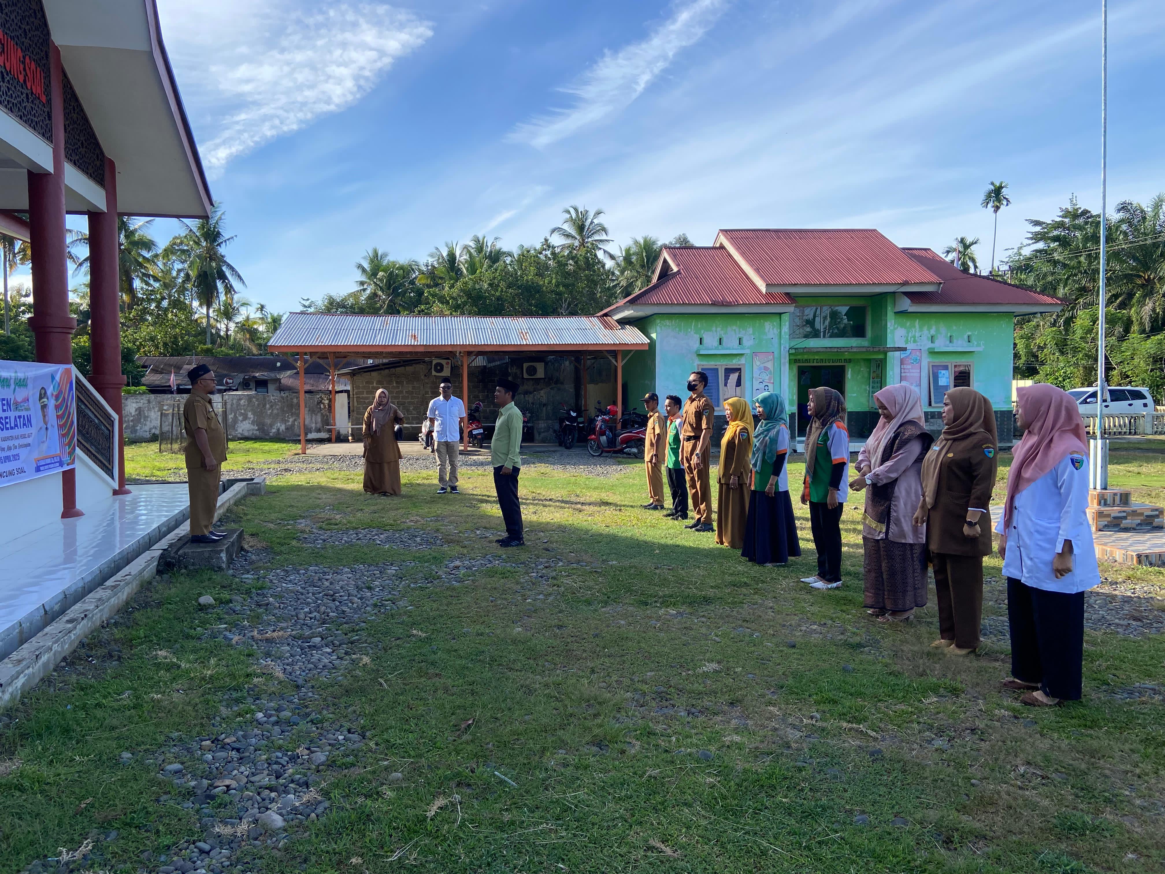 Apel Pagi Staf Pegawai Kantor Camat ,Korlab KB beserta Dukcapil Kecamatan Pancung Soal