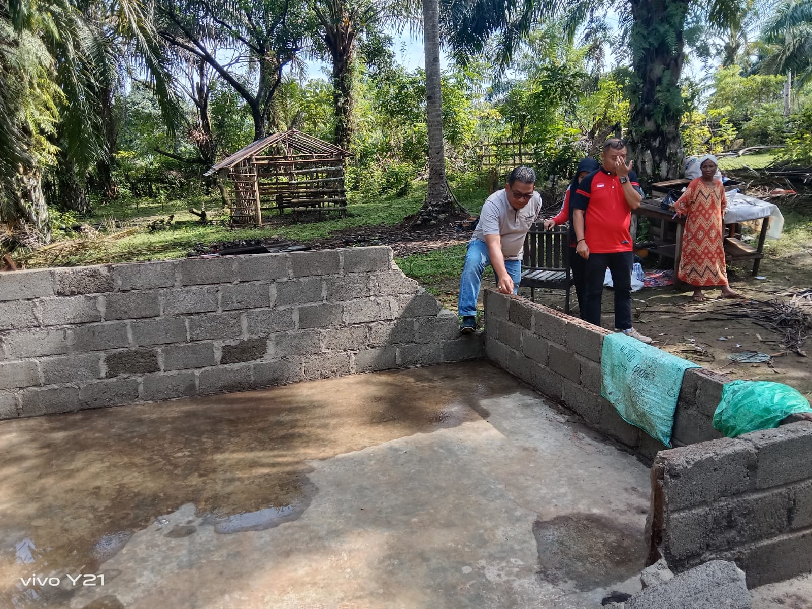 Mengunjungi Warga yang Terkena Musibah di Nagari Inderapura