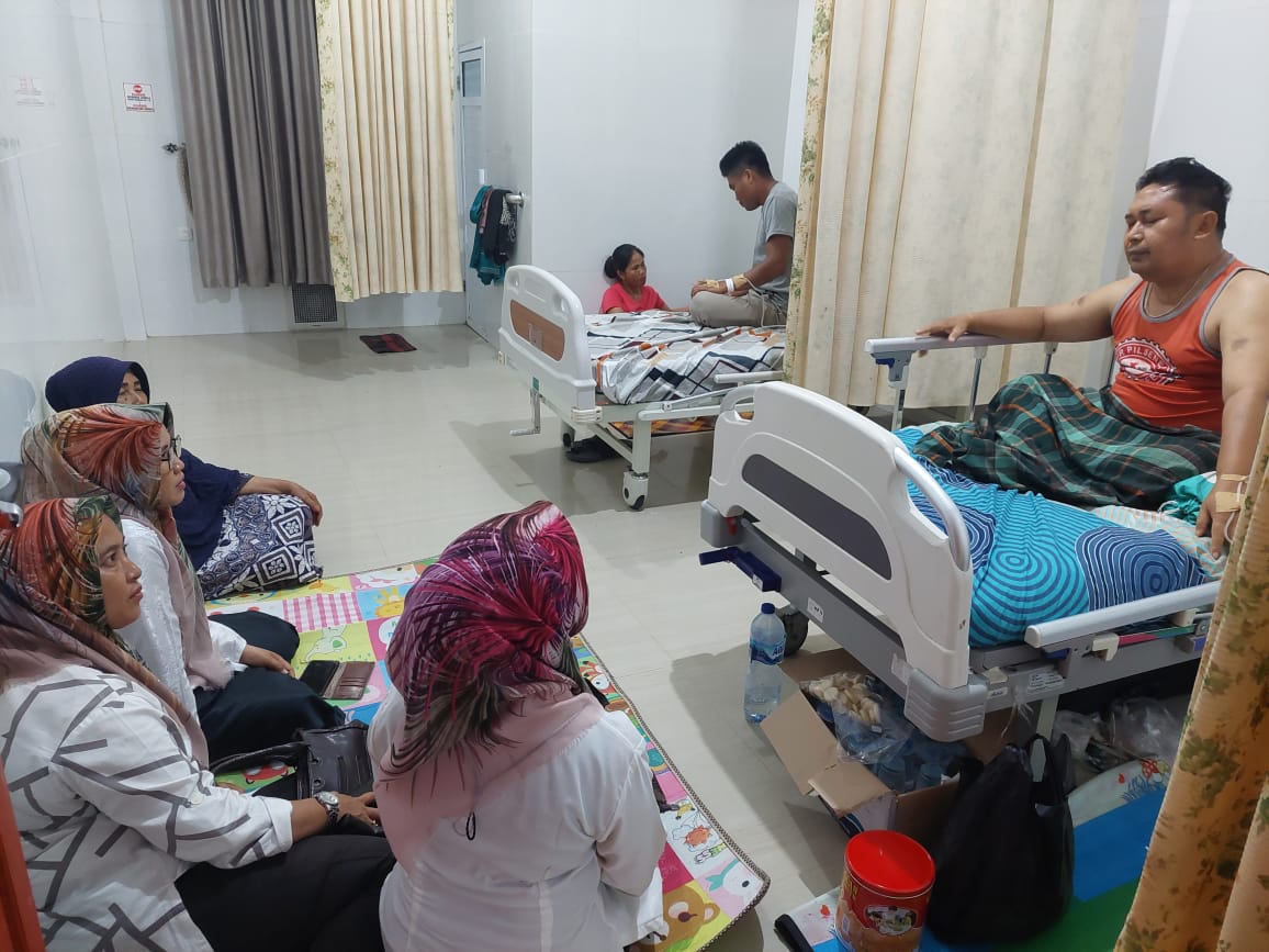 Menjenguk Sekretaris Nagari Kudo-Kudo Inderapura di RS M. Zein Painan 