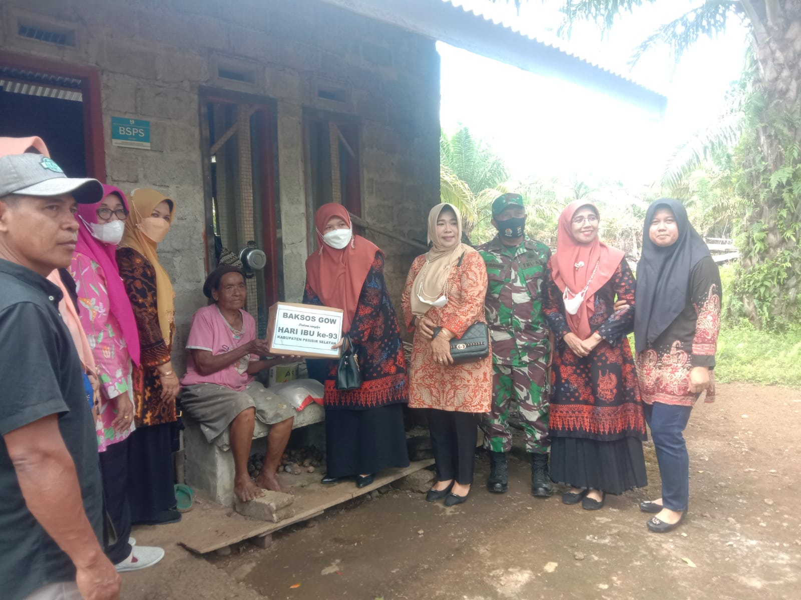 Penyerahan BAKSOS GOW Hari Ibu Ke-93 