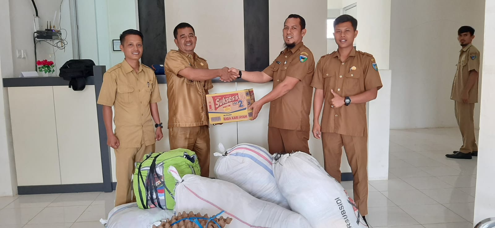 Penyerahan Bantuan Korban Banjir Nagari Teluk Ampalu Inderapura