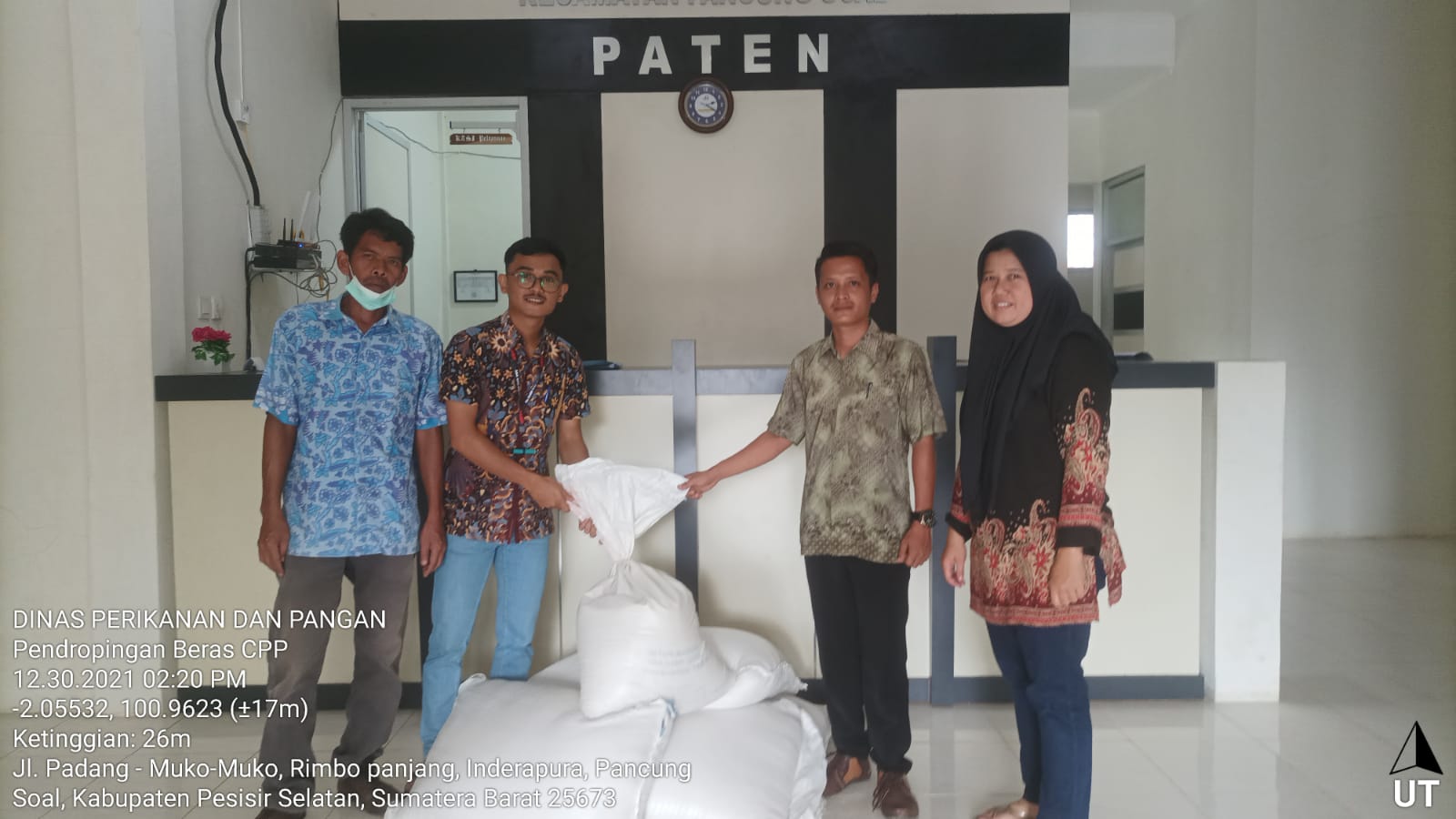 Penyerahan Bantuan dari Dinas Pangan Kabupaten Pesisir Selatan