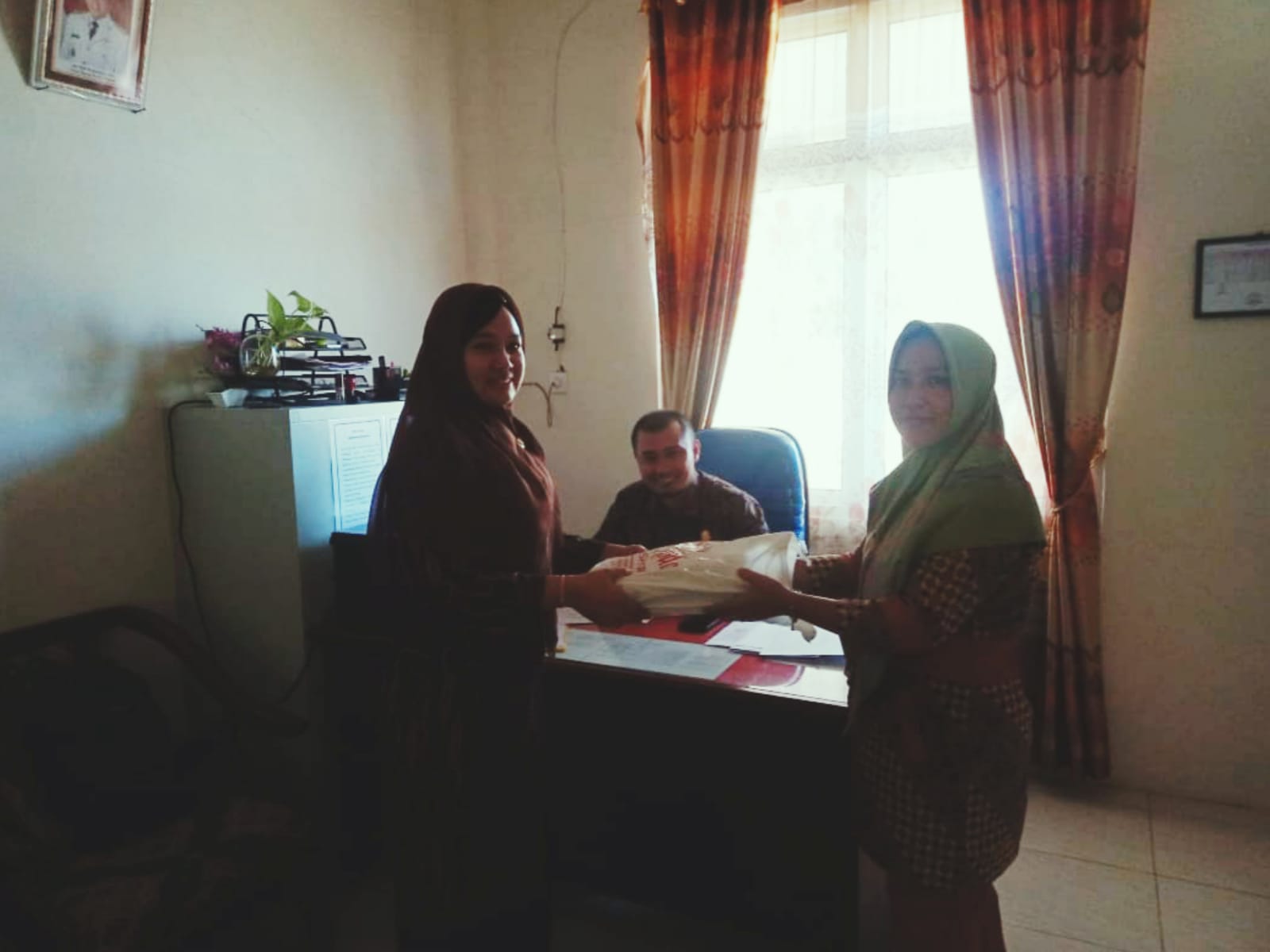 Penyerahan Data BLT ke pihak Dinas Sosial Kabupaten Pesisir Selatan