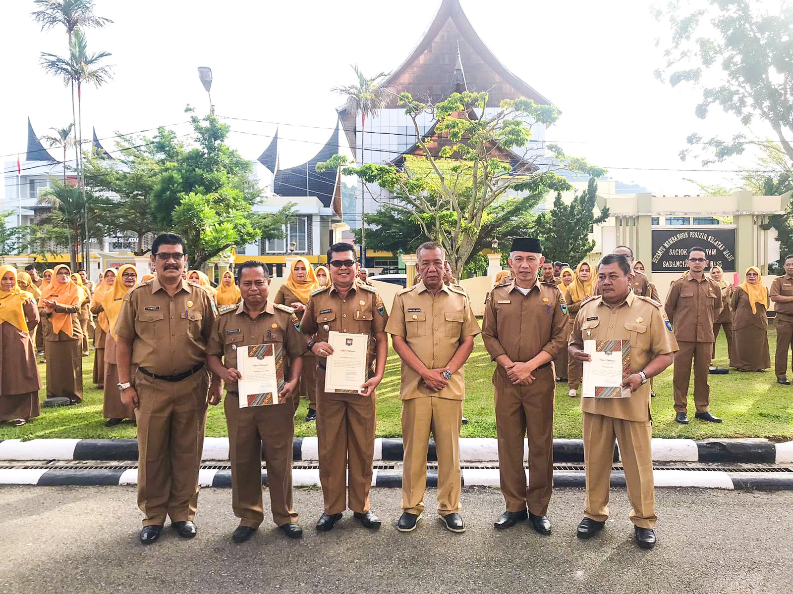 Penyerahan Piagam Camat Berprestasi Diklat Kepamongprajaan