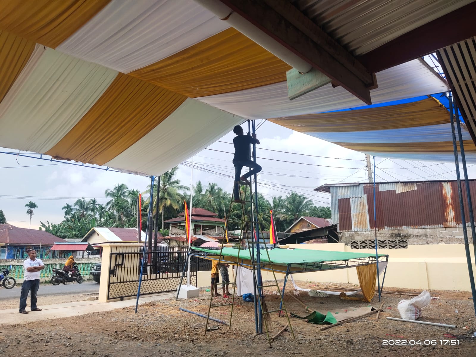 Persiapan Acara Babuko Basamo di Rumah Dinas Camat Pancung Soal