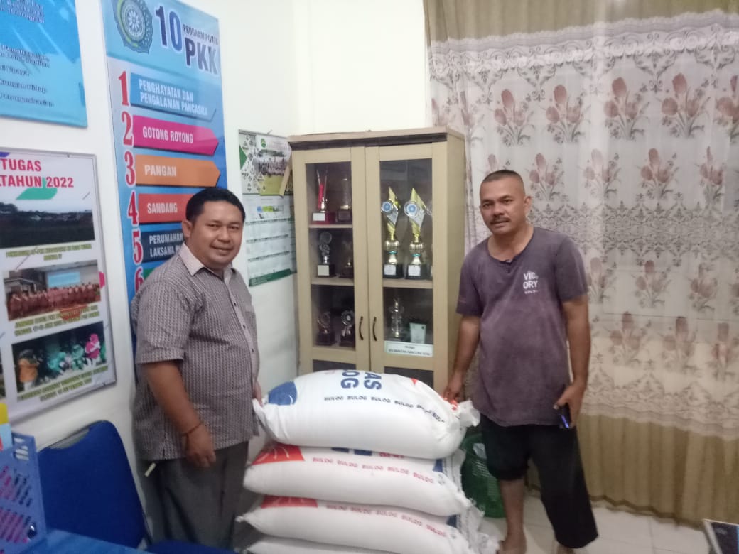 Serah Terima Bantuan Beras dari Dinas Sosial Kabupaten Pesisir Selatan